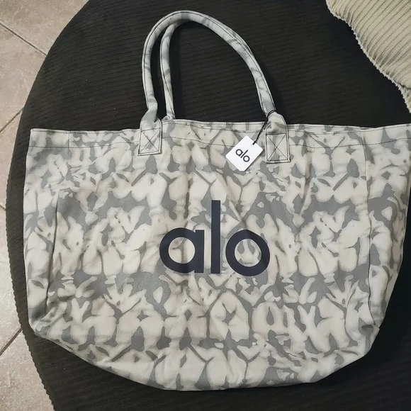 ALO Yoga Gray Tote Bag - Picture 2 of 4